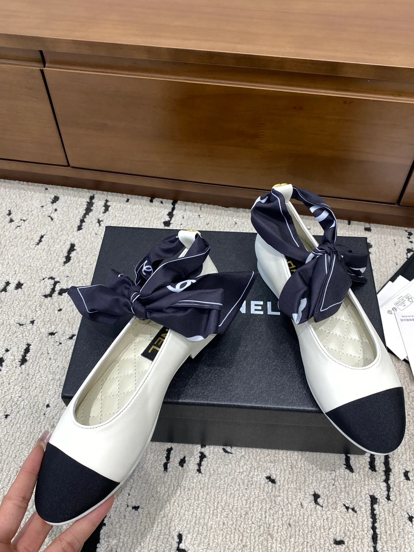 👟👟Ex-factory price 580👟👟 🍀CHANEL2026 early autumn new model, Mary Jane leather cover Chanel Xiaoxiang C home flat ribbon 🎀Comfortable ballet shoes Customized catwalk haute couture, simple yet sweet and playful Solid color fabric is refreshing and easy to wear Buckle design shoes are more heeling Upper: Customized sheepskin Inner foot pad: sheepskin Sole: Italian genuine leather sole Number of yards: 35-40 (customized 40 pieces are non-refundable)
